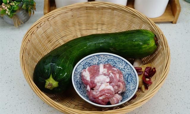“绿皮南瓜，嫩着哩”，7月底南瓜该吃了，教简单做法，营养下饭