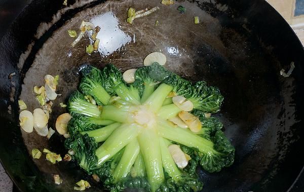 金顶叠翠：考验你颠锅技术的时候到了，如何有逼格的做一道塔菜