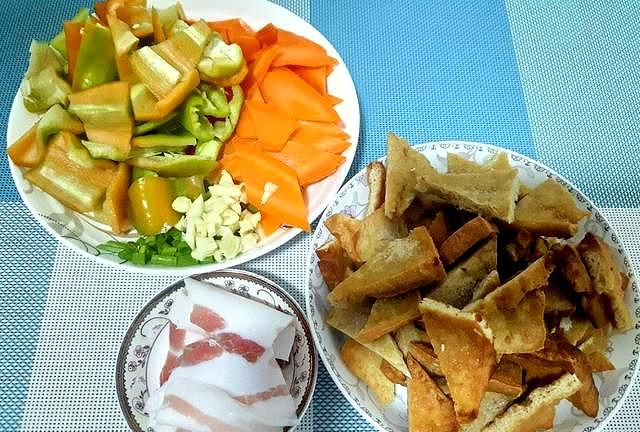 尖椒炒炸豆腐，辣味十足，好吃不腻的下饭菜，家人都喜欢吃