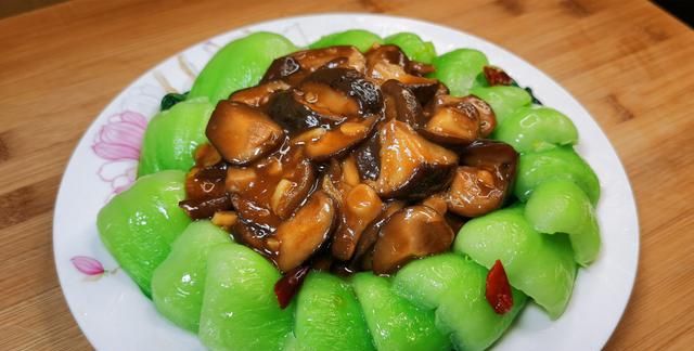 香菇青菜这样炒最好吃，香菇鲜美味道香，青菜翠绿不变色，太香了