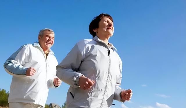 想长寿就早上坚持锻炼？医生：4个“害人”的运动，很多人还在做