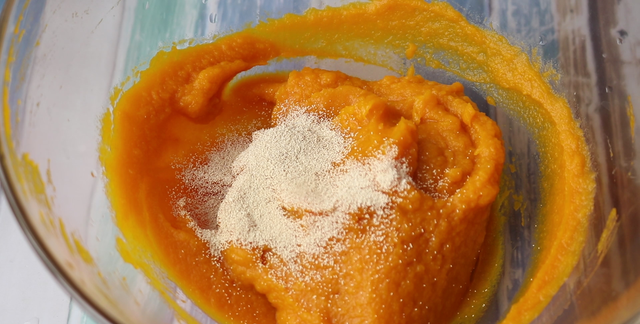 南瓜中加入一碗面粉，不用揉不用擀，简单一做，蓬松暄软太香了