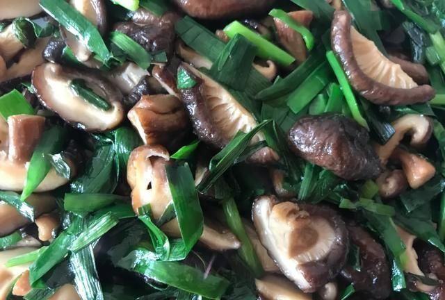 韭菜炒香菇，简单易操作的家常菜，口味独特，鲜香下饭