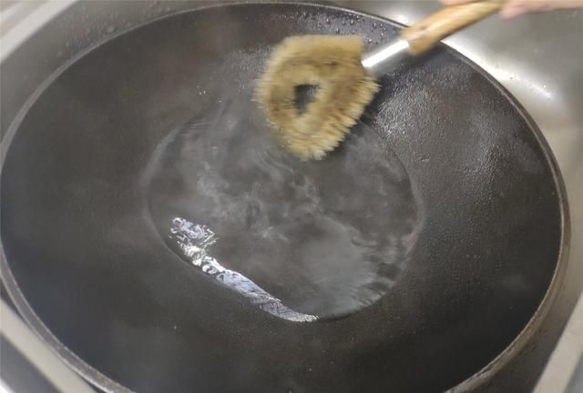 铁锅怎么开锅？拿到新锅别着急用，简单几步开锅，不会粘锅寿命长