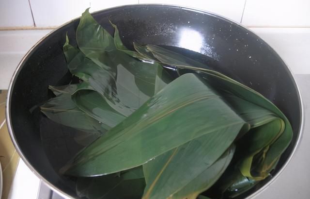 煮粽叶，冷水入锅还是热水入锅？方法做对，粽叶韧性好，香味浓