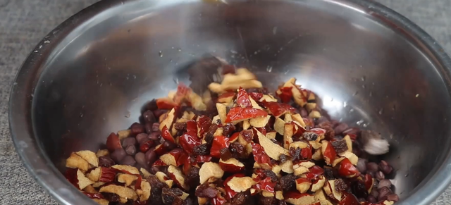 煮红豆有诀窍，多加一步，15分钟软烂开花，方法简单又实用