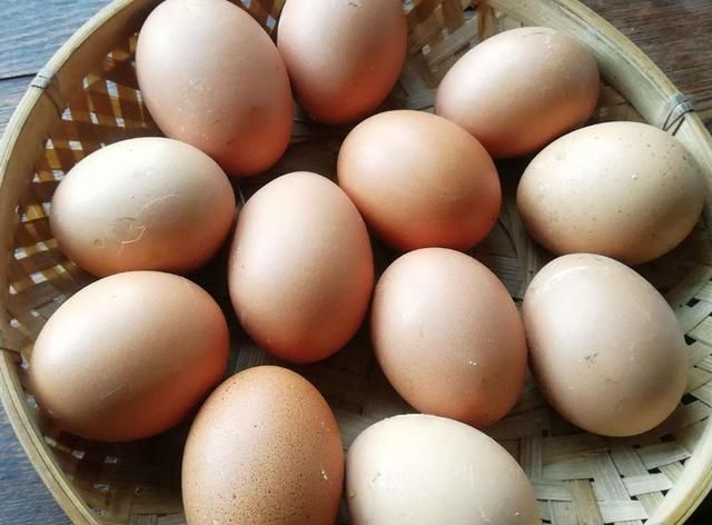 不管是蒸鸡蛋还是煮鸡蛋，上面有这种小黑点，还能不能吃了？