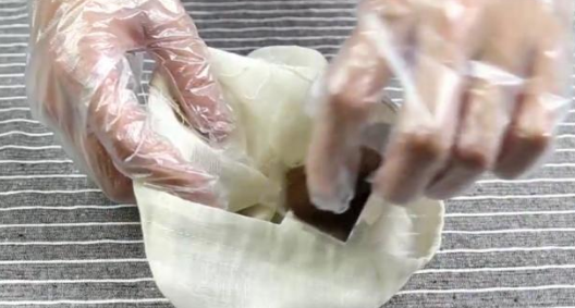 琼脂、牙膏、石灰水做凝固剂都可以做手工冰粉儿