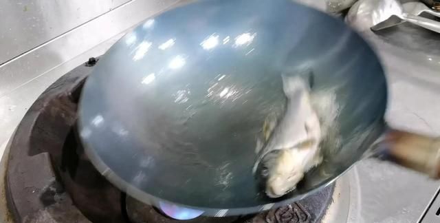 新铁锅怎么开锅更好用，专业大厨教你诀窍，保证不锈不粘锅
