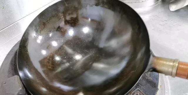 新铁锅怎么开锅更好用，专业大厨教你诀窍，保证不锈不粘锅