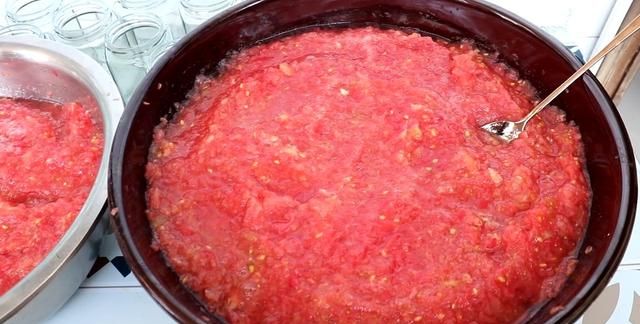 教你在家腌西红柿酱，味道鲜美好吃有诀窍，保存1年不怕坏