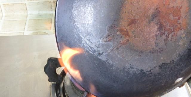 铁锅生锈了不要扔，大厨教你一招，轻松去锈，还不粘锅，简单实用