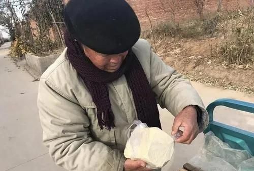 1斤花生做8斤豆腐卖2.5元/斤，农村70岁老人靠卖花生豆腐维持生活