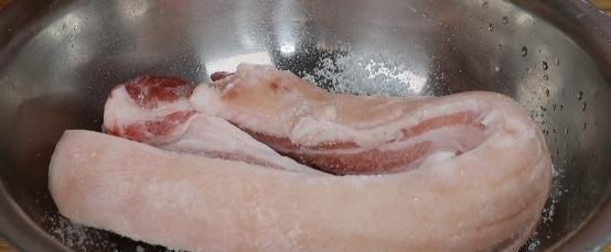 解冻猪肉切记别用水泡，教你绝招，10分钟快速解冻，猪肉新鲜如初