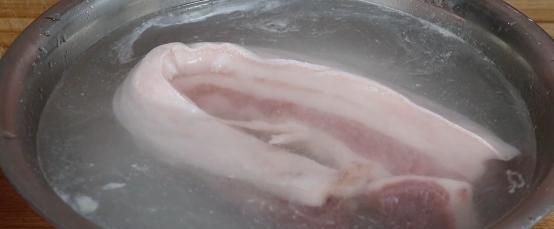 解冻猪肉切记别用水泡，教你绝招，10分钟快速解冻，猪肉新鲜如初