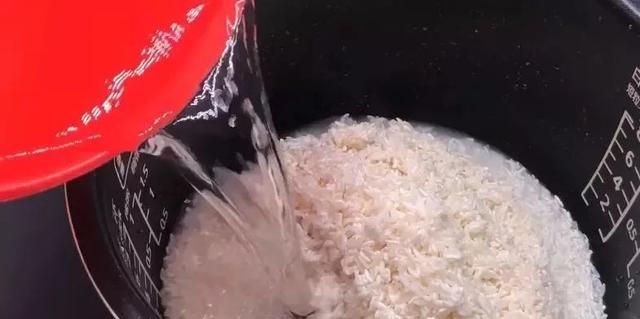 煮米饭，只加水是“外行”！水里多加2样，米饭又香又软，粒粒分明