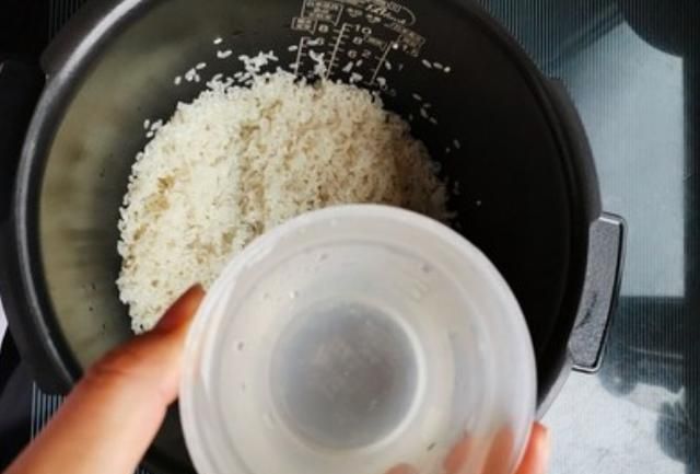 煮米饭，只加水是“外行”！水里多加2样，米饭又香又软，粒粒分明