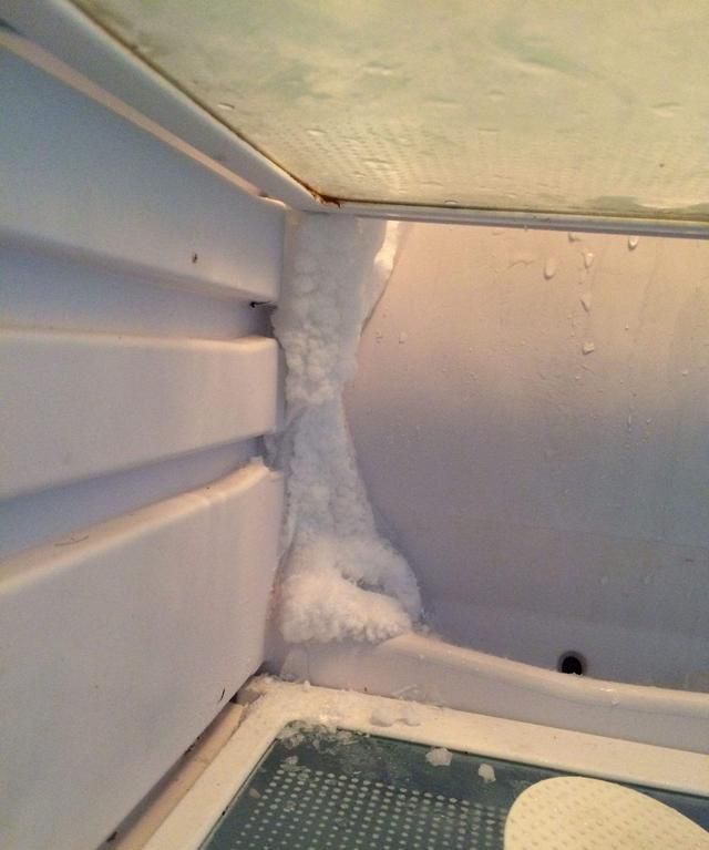 冰箱冷藏室结冰太烦人，解决起来却不难，只需要一根细铁丝