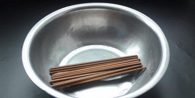 新筷子别急着打开使用，这样处理一下以后不生细菌，不霉变