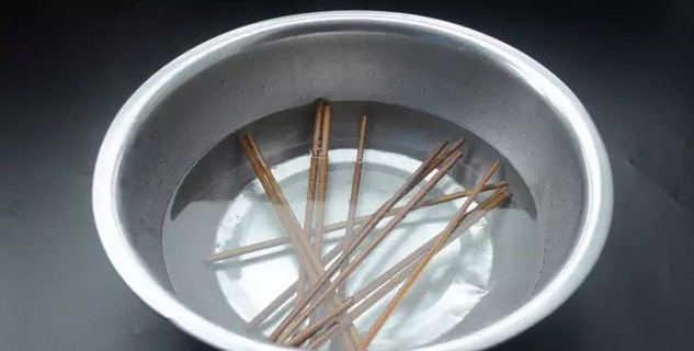 新筷子别急着打开使用，这样处理一下以后不生细菌，不霉变