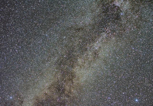 夏季大三角，这些星体彼此相距其实很远，目视最远的恒星在哪里？