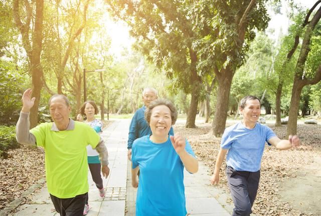心血管专家胡大一推荐，走路是长寿良药，但不少人会犯4个错