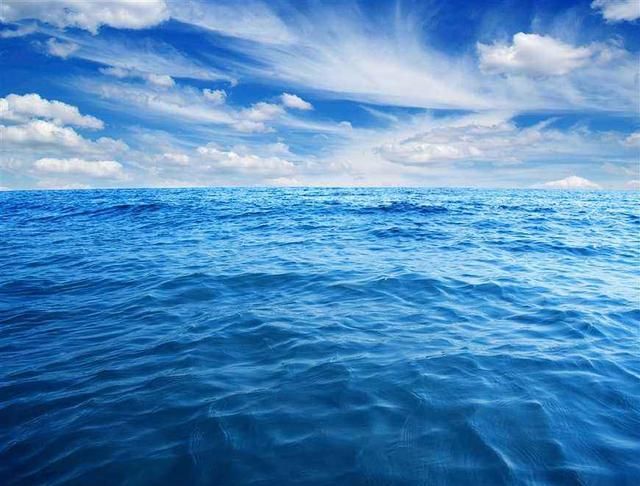 海水为什么是蓝色的？到底是反射天空颜色还是光散射效应？