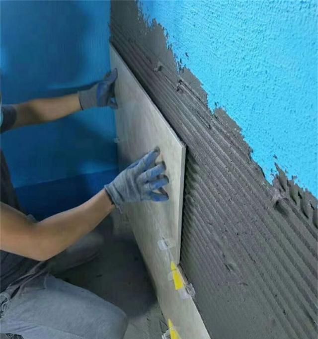 为何有些工人在贴瓷砖时，要用瓷砖胶？它到底有没有用？