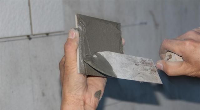 为何有些工人在贴瓷砖时，要用瓷砖胶？它到底有没有用？