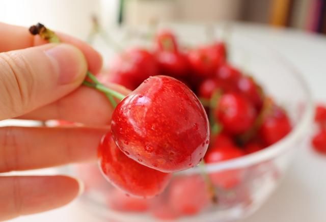 洗樱桃时，有人用盐有人用碱？都不对，用它清洗更干净，放心吃