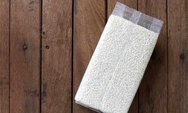 夏天存储大米，粮店老板教你1个妙招，大米不易生“米虫”，简单
