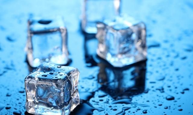 在家冻冰块儿时，加上这一步，瞬间就能成肯德基那样透明的冰块儿