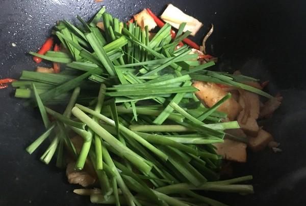 韭菜和它天生是一对，放在一起炒，鲜上加鲜，几分钟炒一盘