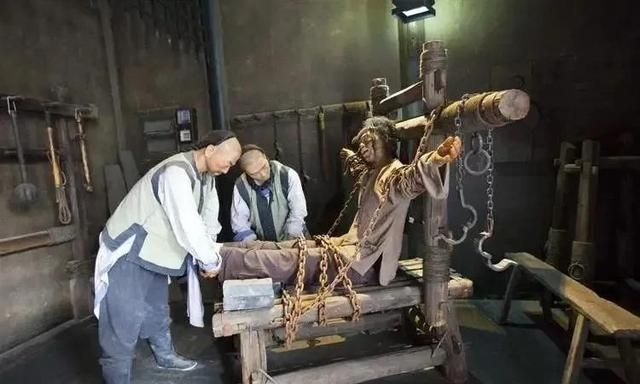 古代十大酷刑之一的“老虎凳”，仅需3块砖头便能让犯人生不如死
