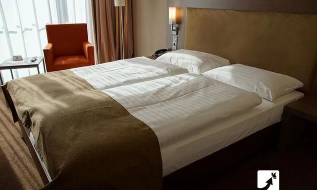 为什么酒店的“单人床”要放两个枕头，有什么讲究吗？