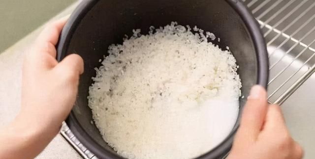 老百姓经常用“生水”煮饭容易致癌？实验发现：氯含量很低很安全
