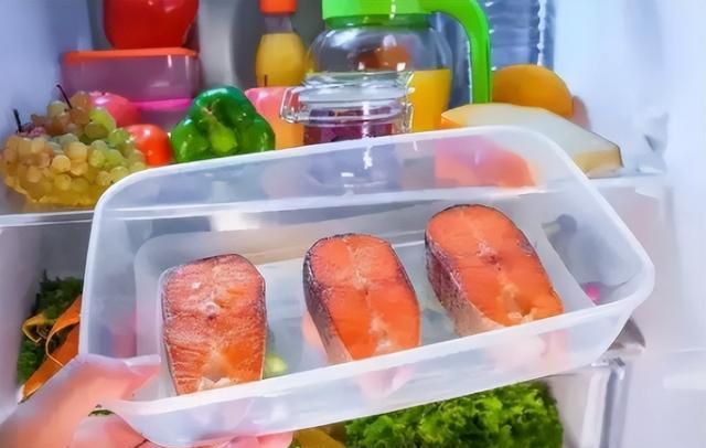 装菜的“塑料袋”放进冰箱，等于慢性自杀，会致癌？实验揭晓真相