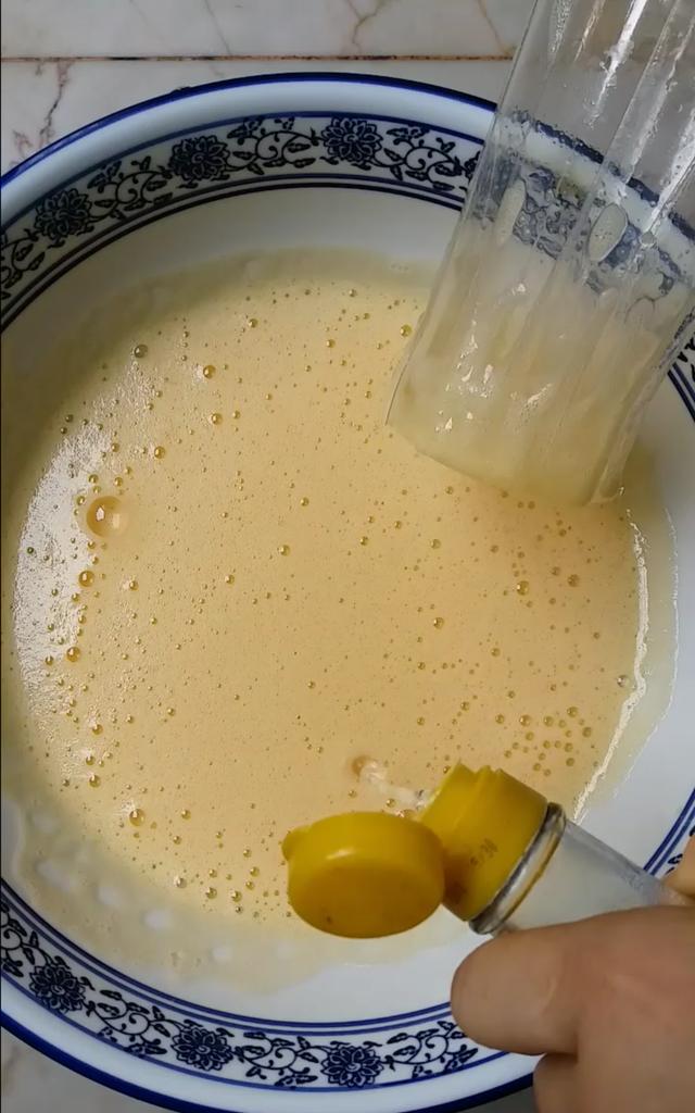 电饭煲做蛋糕原来这么简单，蛋黄蛋清都不用分离，松软香甜超好吃