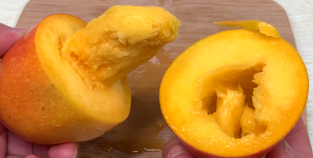 今天才知道，芒果中间切一刀，吃芒果时不脏手流汁，实在太方便了