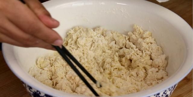 红豆加1碗面粉，不用蒸不用油炸，锅中一烙，开锅瞬间口水直流
