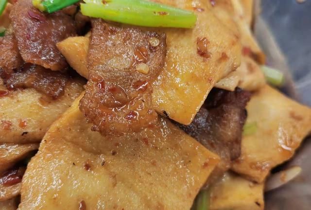 饭店的干锅千叶豆腐，在家也能做，简单易学，一点也不比饭店的差