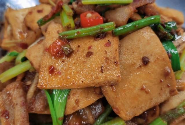 饭店的干锅千叶豆腐，在家也能做，简单易学，一点也不比饭店的差