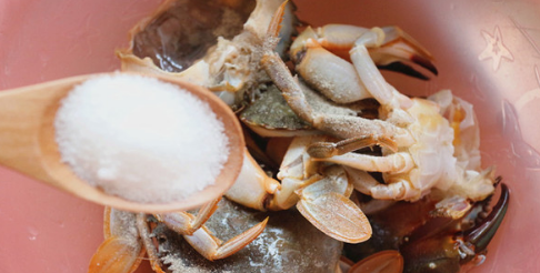 吮指香辣蟹，螃蟹的吃法，记得收藏哦，内附处理蟹的方法