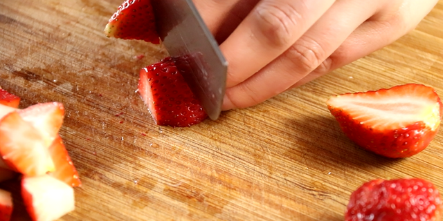 还在买草莓酱吃吗?做法太简单了，懒哥手把手教你熬草莓酱
