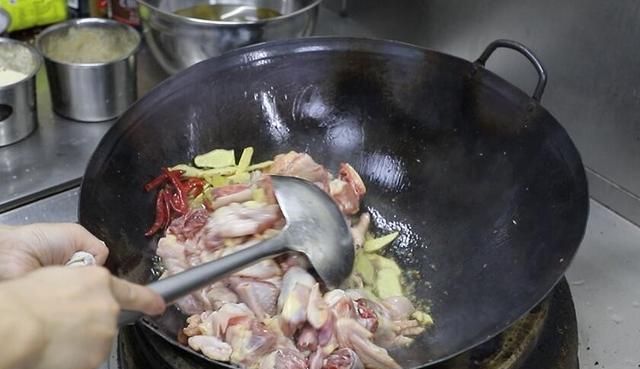 大雪降至，大厨教大家做铁锅鸡，鸡肉紧致入味，制作简单，真香啊