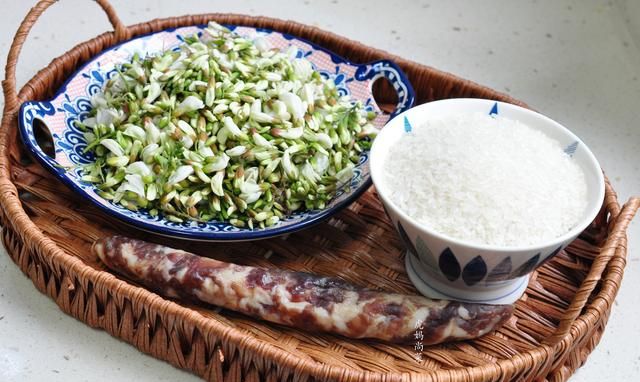 洋槐花，跟米饭搭配的2种做法，翠绿又香甜，养颜又清火