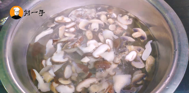 爱吃菌菇的快收藏！教你菌菇小炒家常做法，爽滑鲜嫩，比肉还好吃