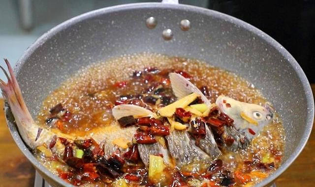 鲤鱼最简单美味做法，制作简单不用油炸，鱼肉软嫩入味，鲜辣开胃