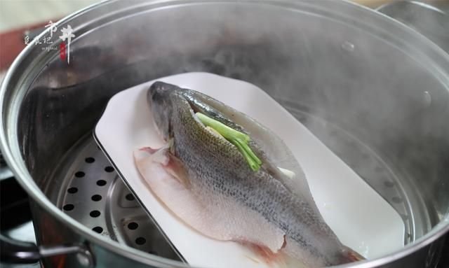 做清蒸鲈鱼时，用冷水还是热水蒸？蒸几分钟别搞错了，鲜嫩不腥