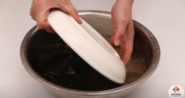 泡发海带，很多人第一步就错了，老厨师常用这诀窍，10分钟全泡开